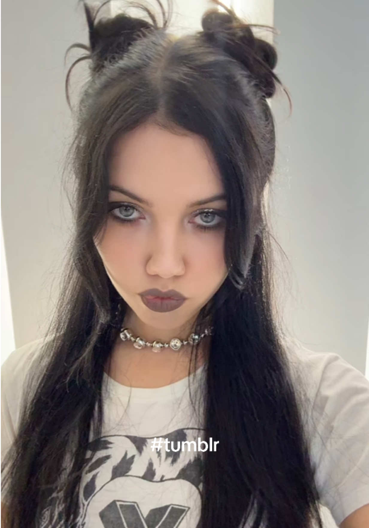 @<4