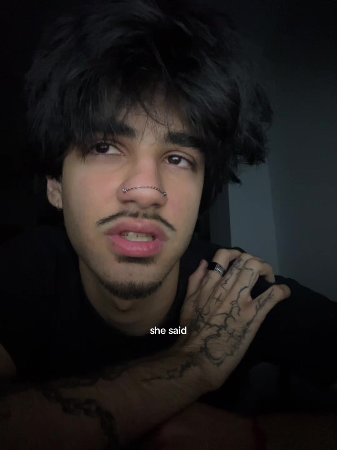 @￴