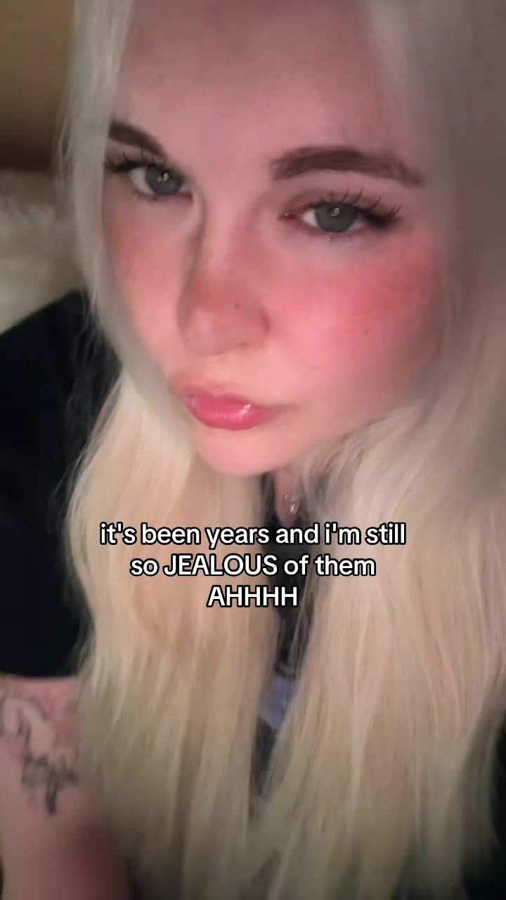 @v_eeveee