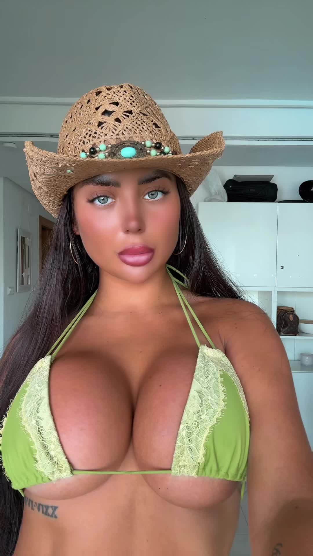 @elliethorpex