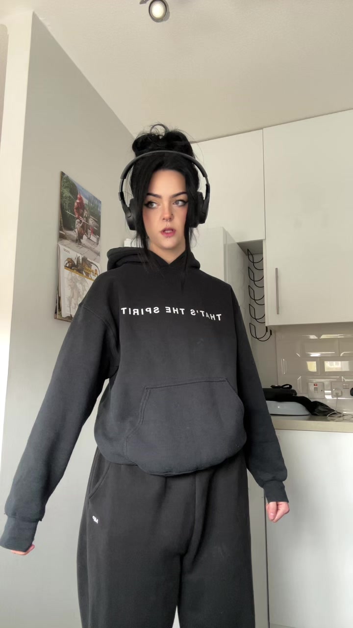 @Holly⛓️🖤