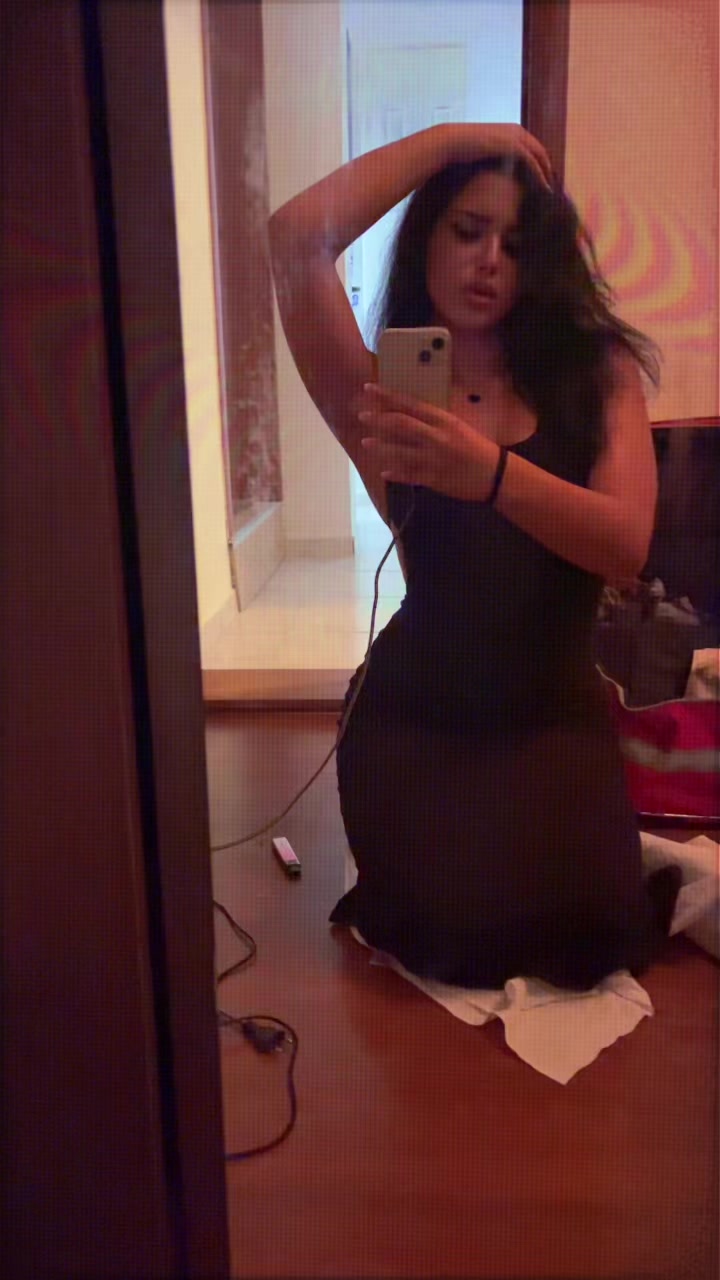 @neeveenica