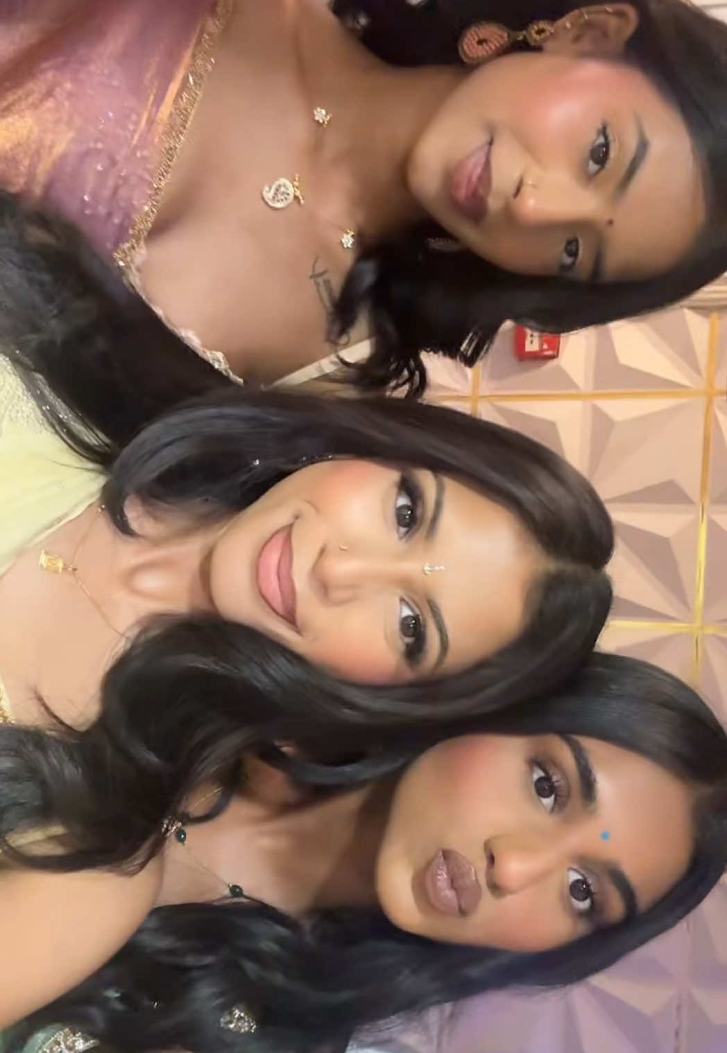 @𝒱