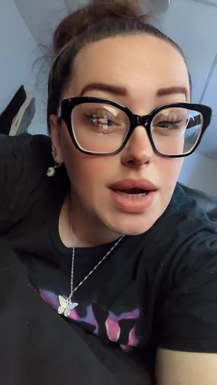 @JustASmallTownGirl🩷💜