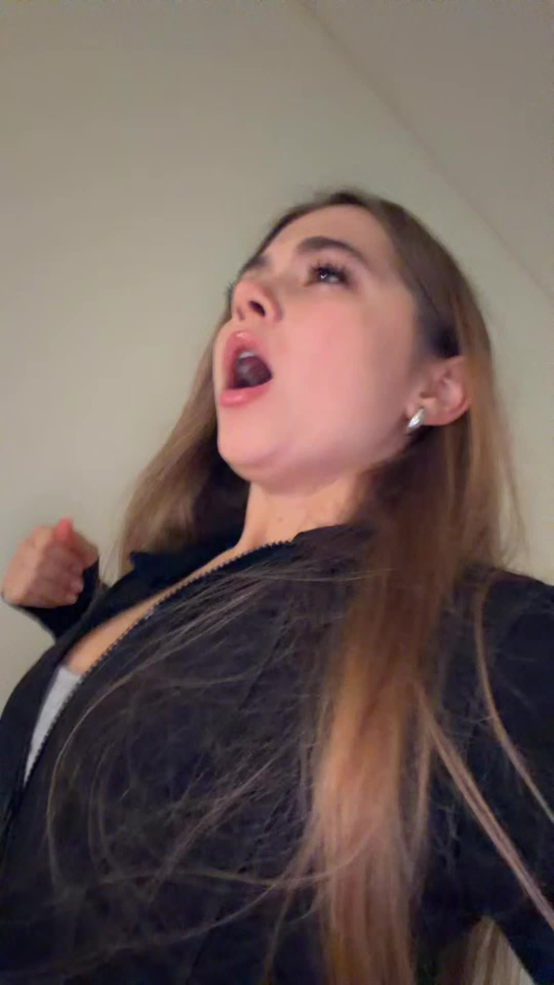 @Elena_<3