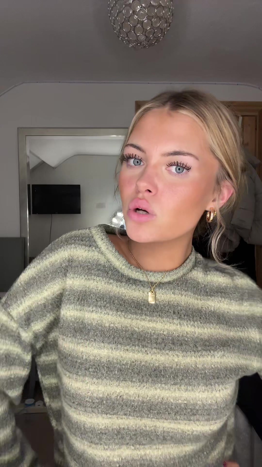 @hollyvjones