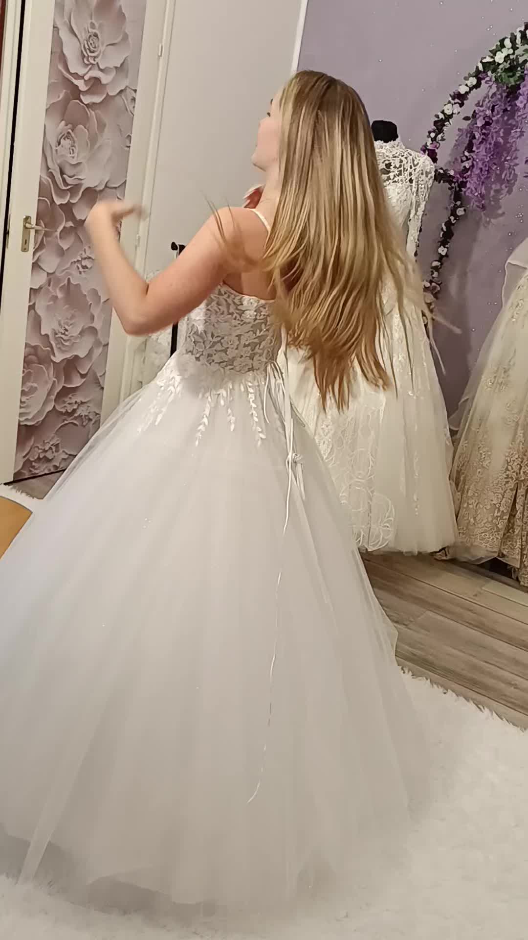 @Gy&ouml;ngyi Esk&uuml;vői Ruhaszalon