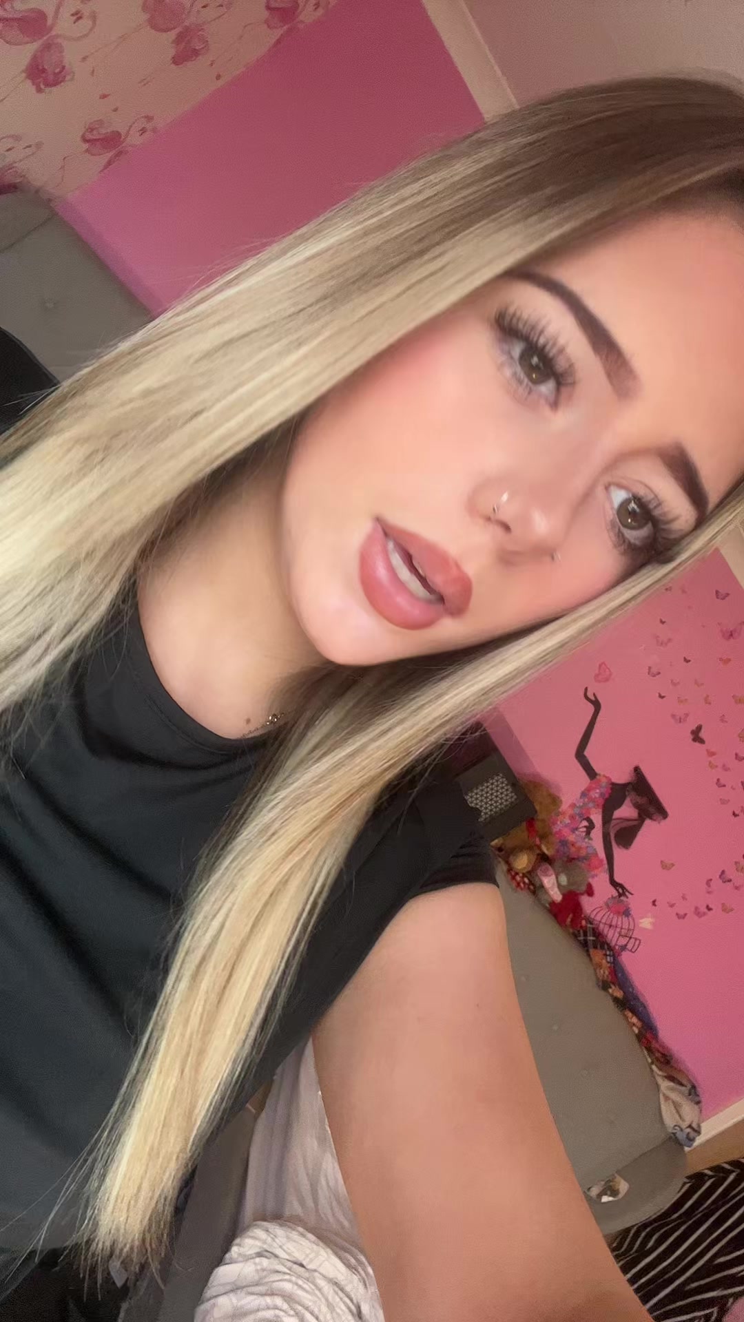 @𝓗𝓸𝓵𝓵𝓲𝓮💋