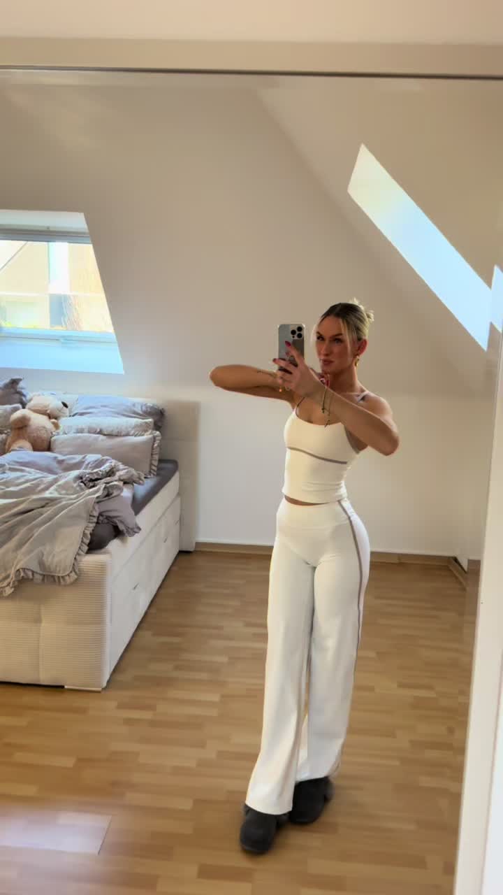 @julia | tall gym girl