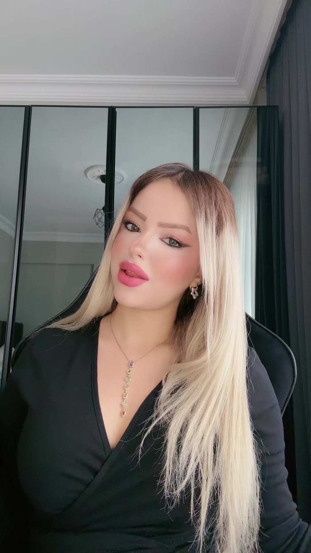 @𝐄🪶