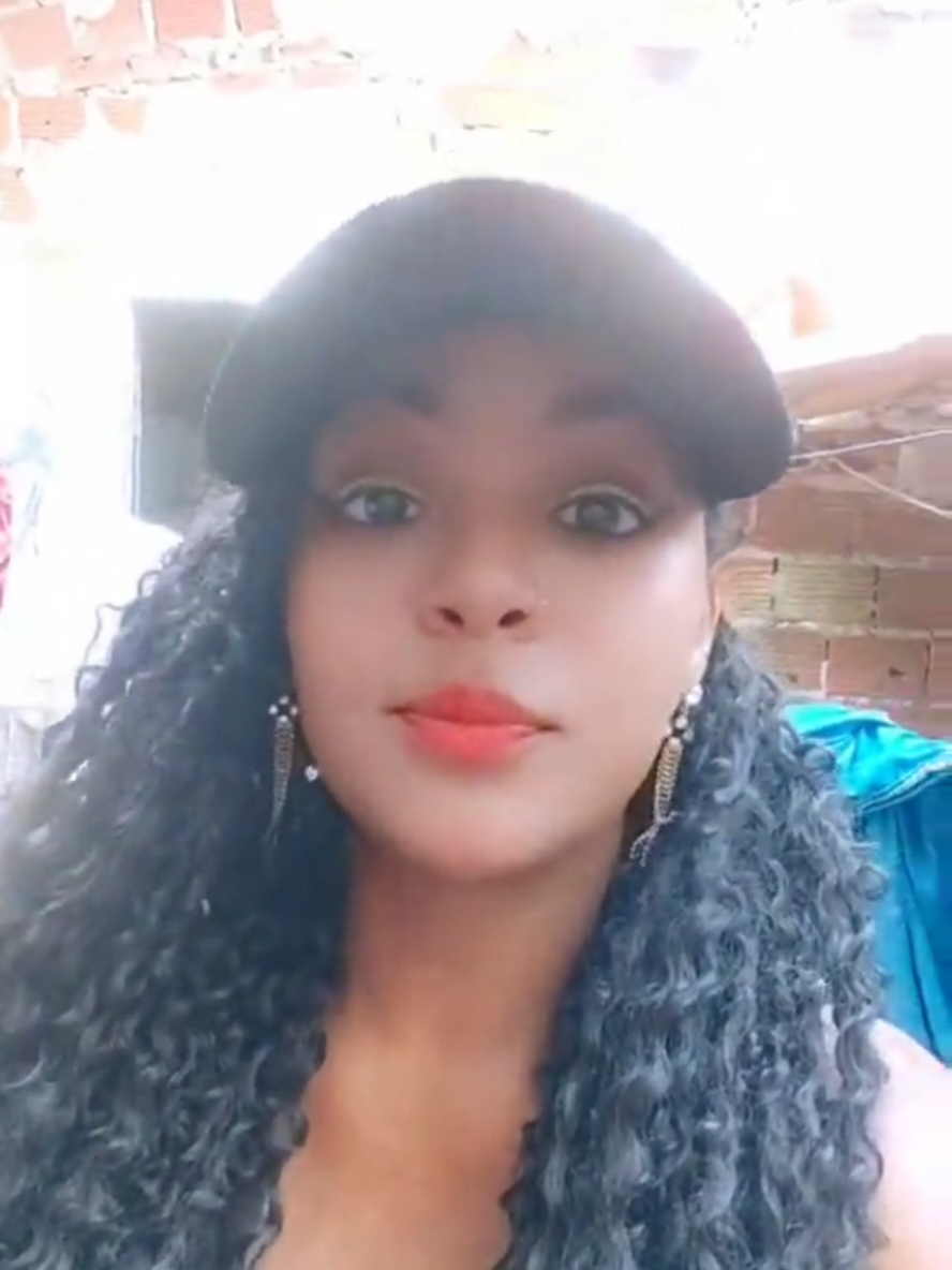 @Lucy a guria da blusa preta