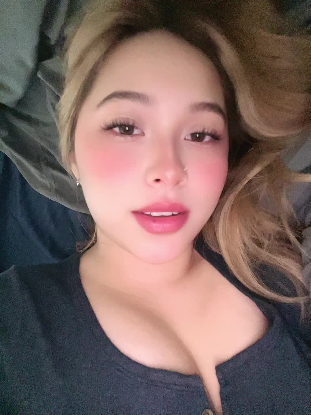 @🧘🏼&zwj;♀️