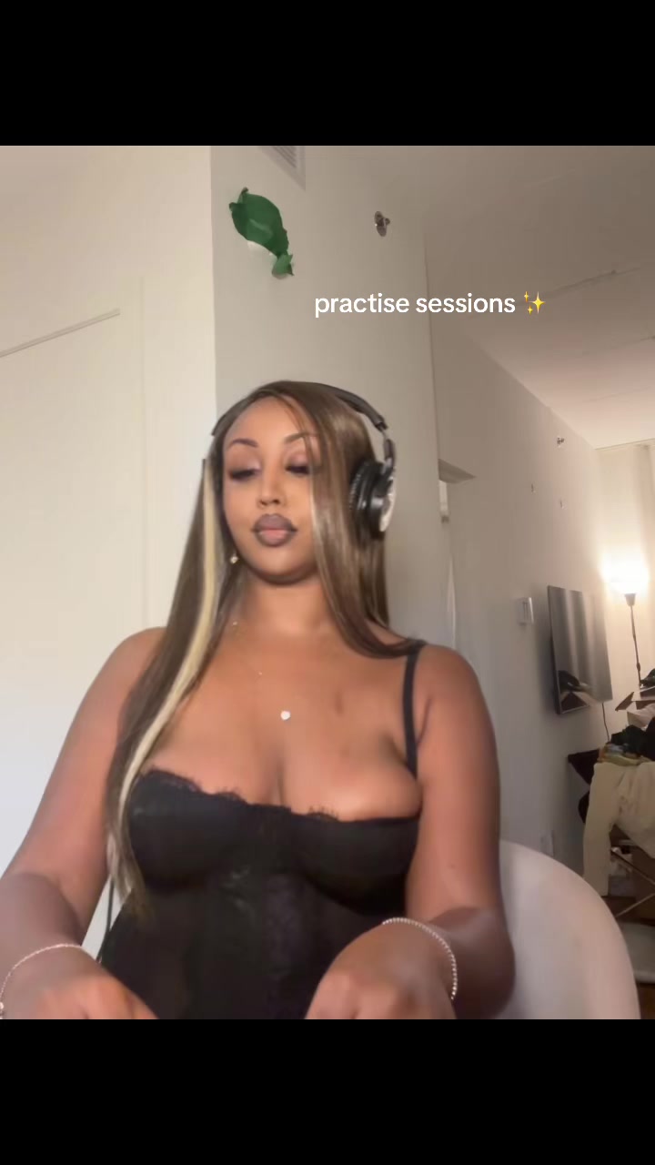 @Suzi Stella🌟