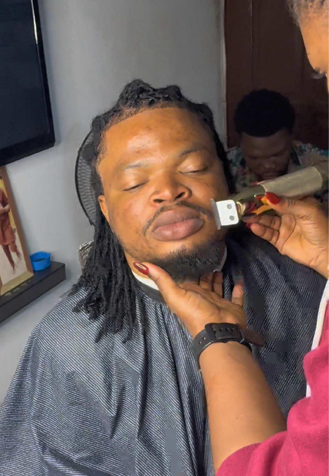 @FEMALE BARBER/LOCTICIAN IN LAG