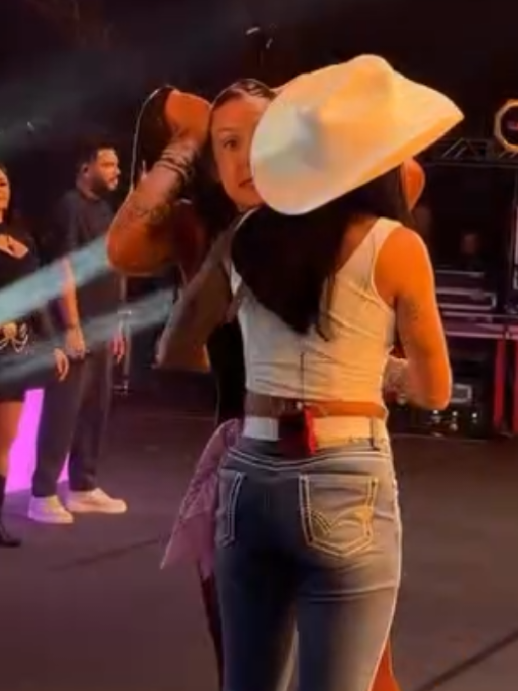 @VIVI 🗣️✨🩷