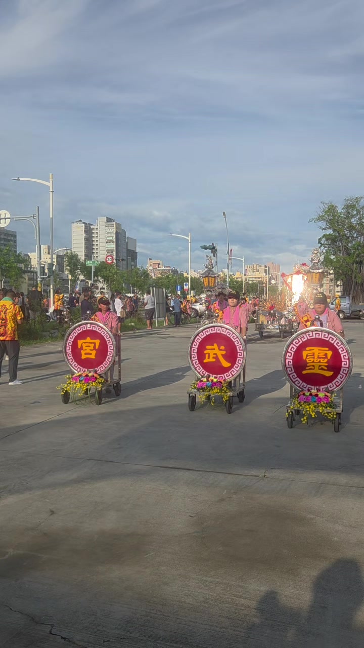 @帥哥跑廟會