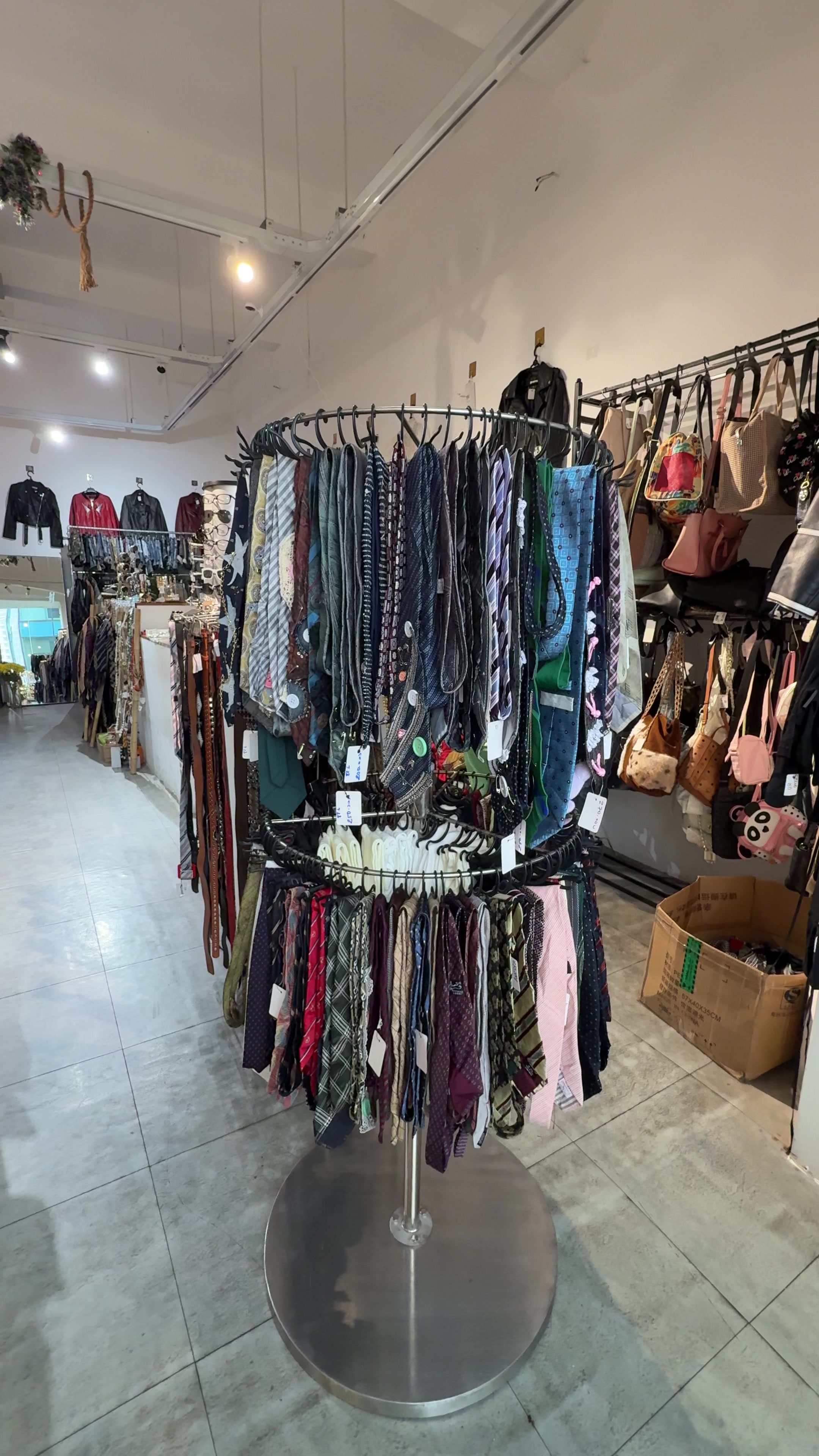 @Trái Phải Event Thrift & Local