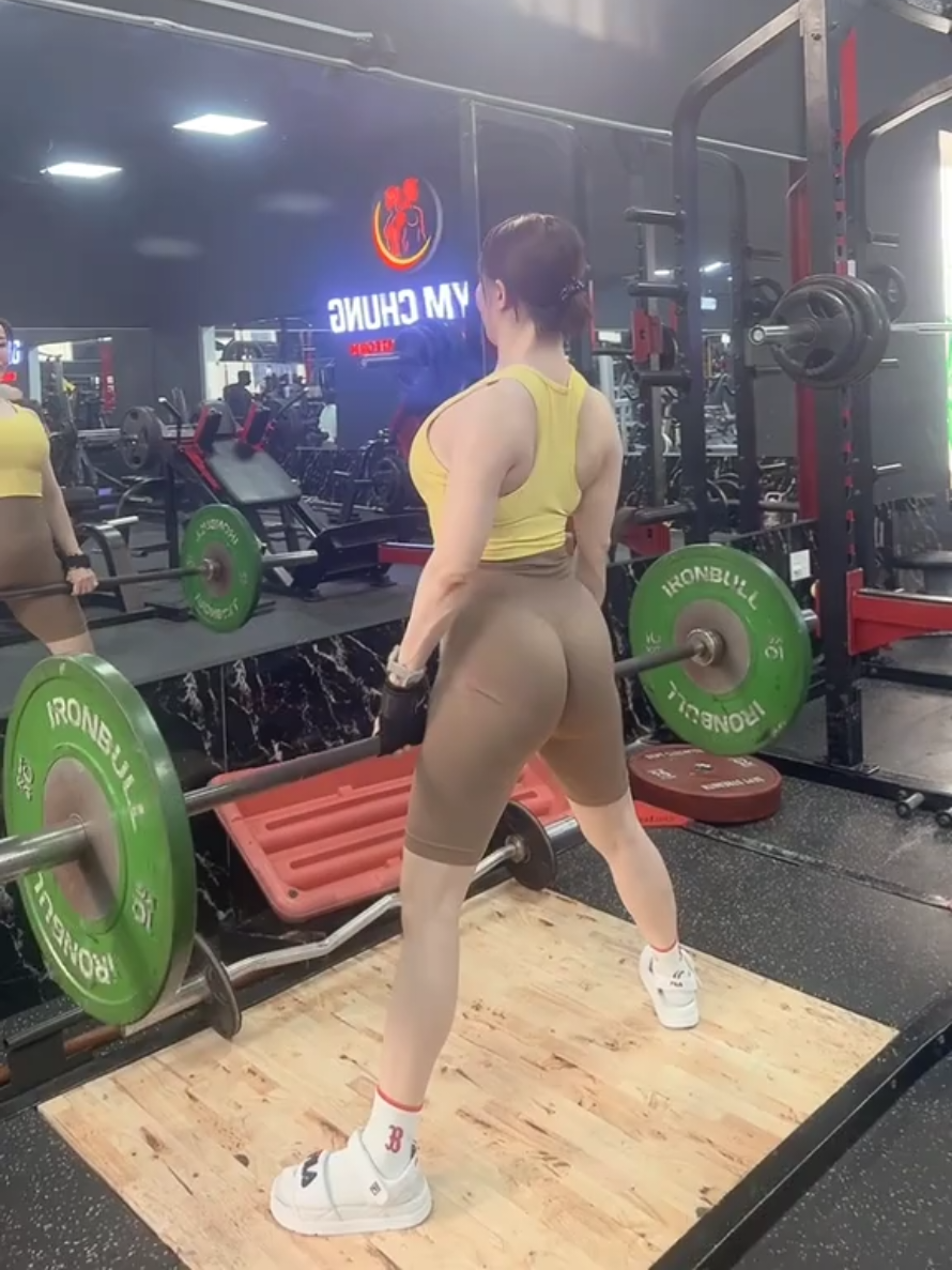 @G&aacute;i Xinh Tập Gym 💪