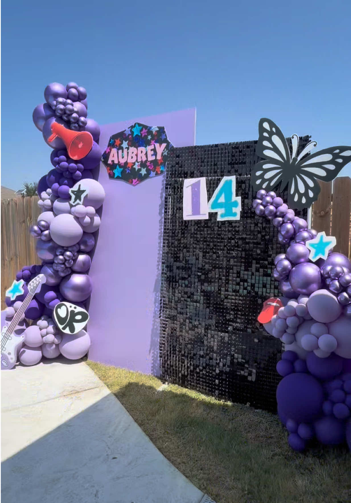 @HowdyHaleys | Balloon Decor