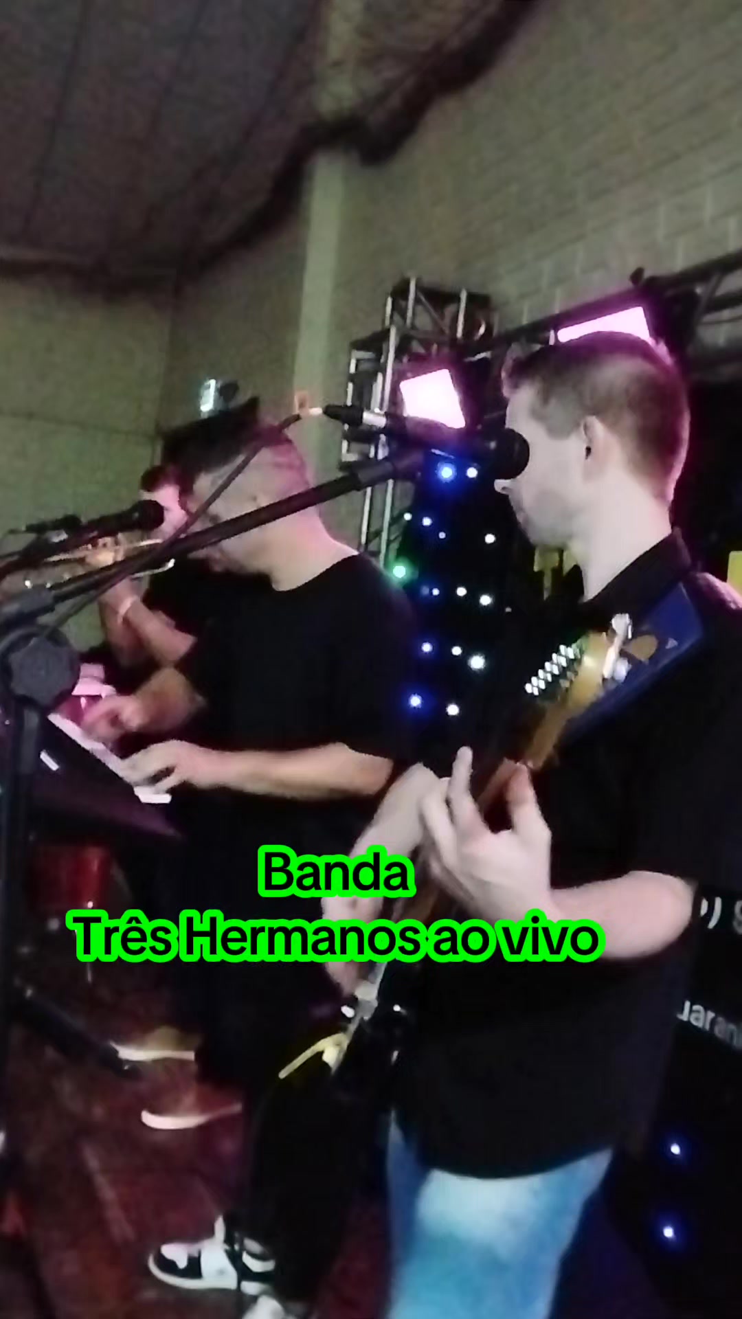 @Tr&ecirc;s Hermanos