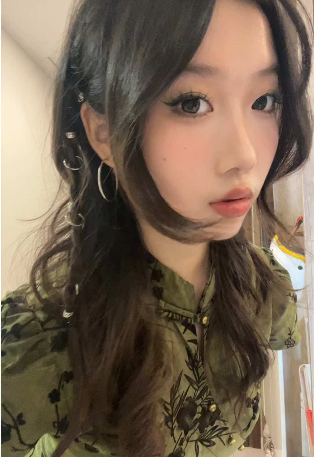 @由由
