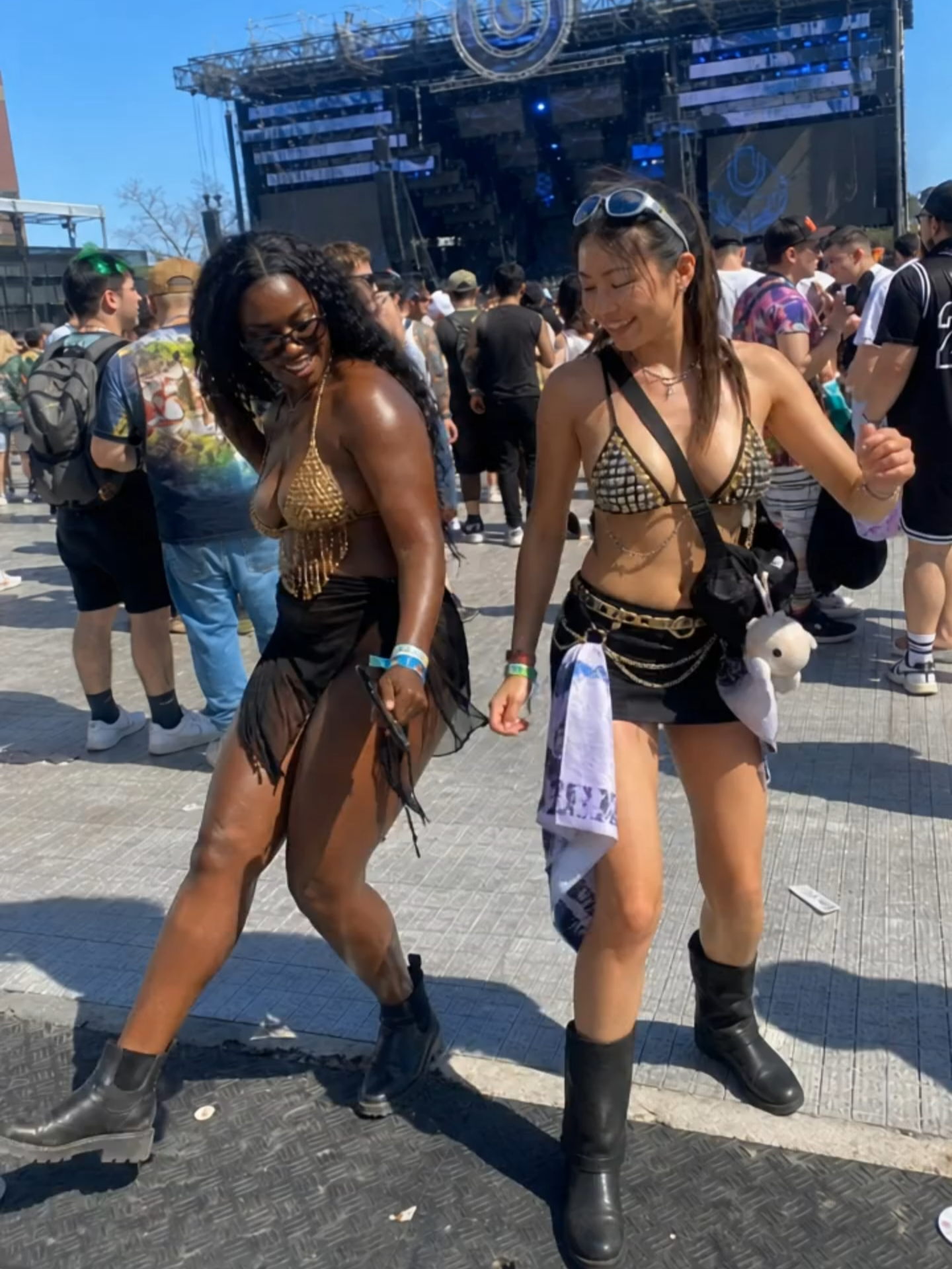 @festivalcrowdgirls