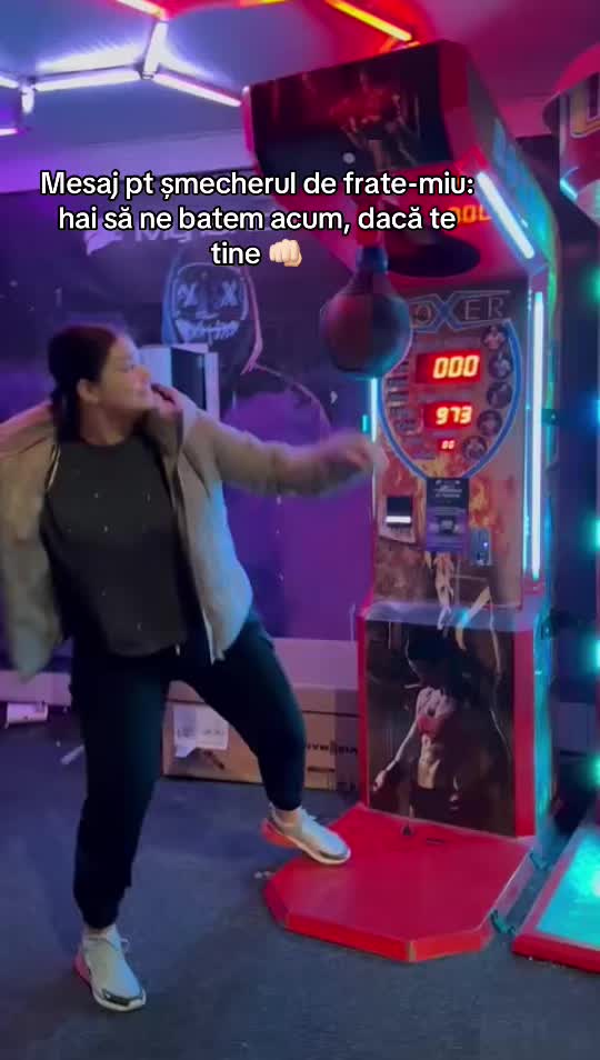 @D E L I A🩶