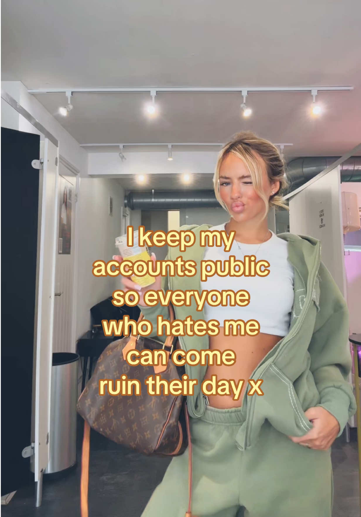 @Ellie white✨