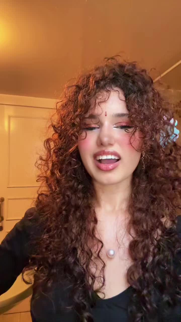 @Curlypurlyy👩🦱