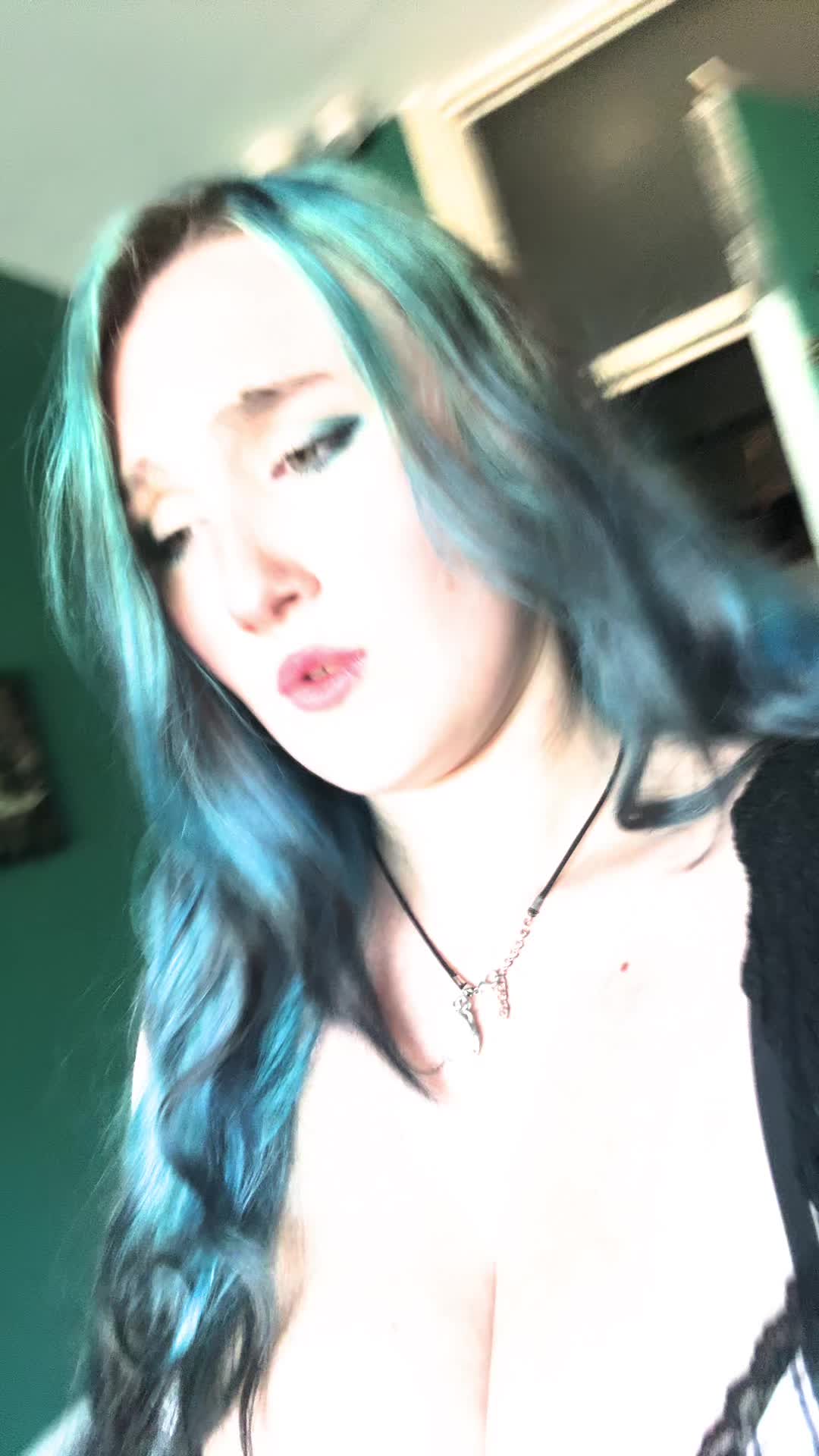 @🥀miku🦇