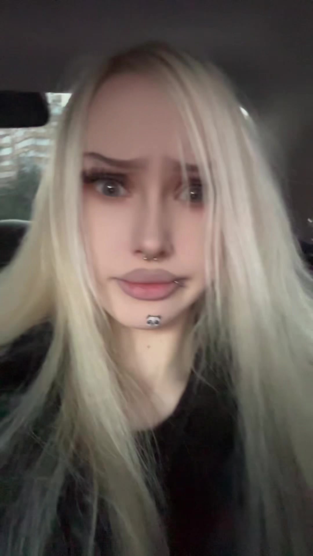 @🙎🏼&zwj;♀️