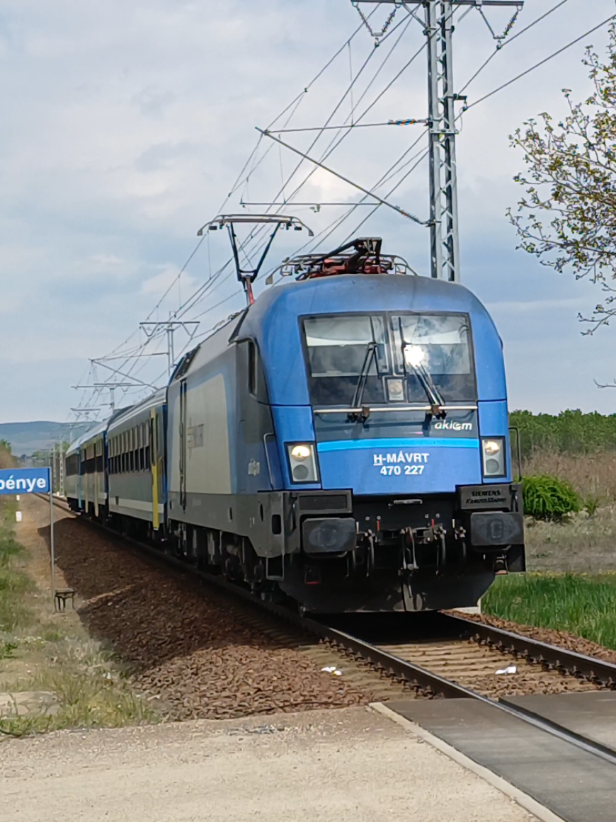 @Dominik 🚂🚃🚌