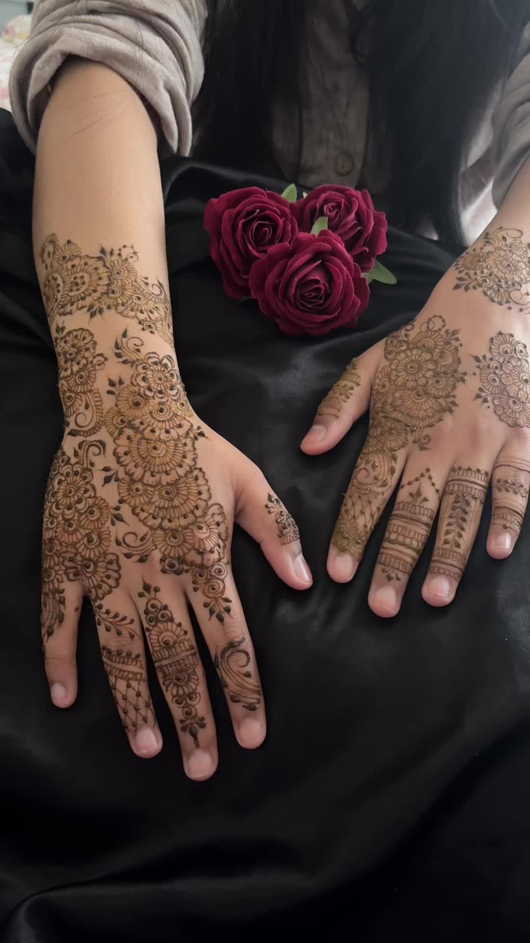 @ayshahhenna_artist