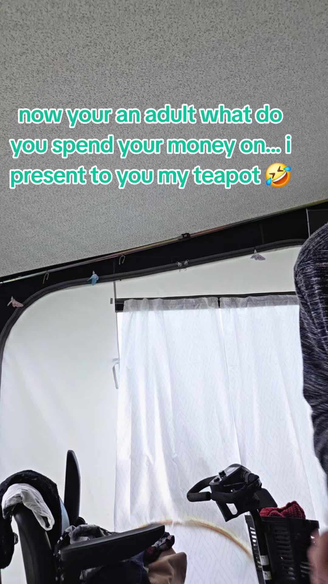 @Adora