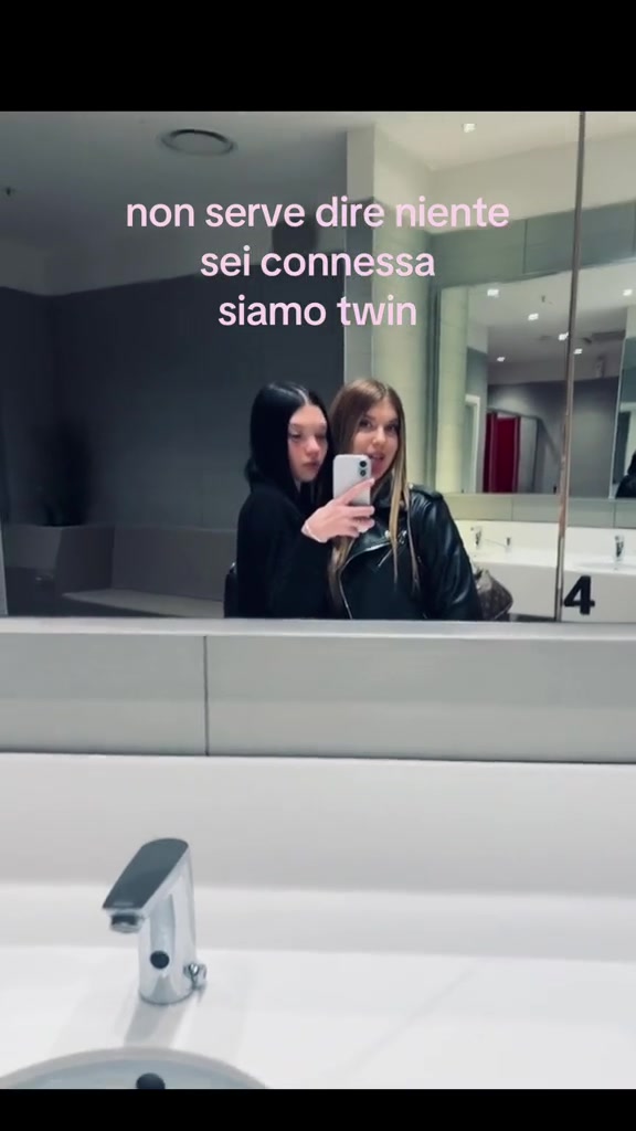 @👸🏼👸🏻