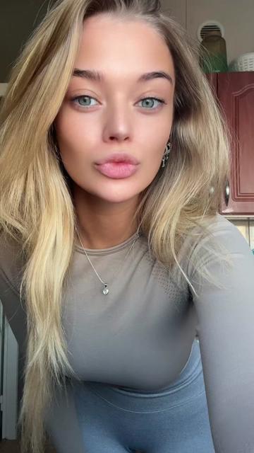 @Hancsi_._