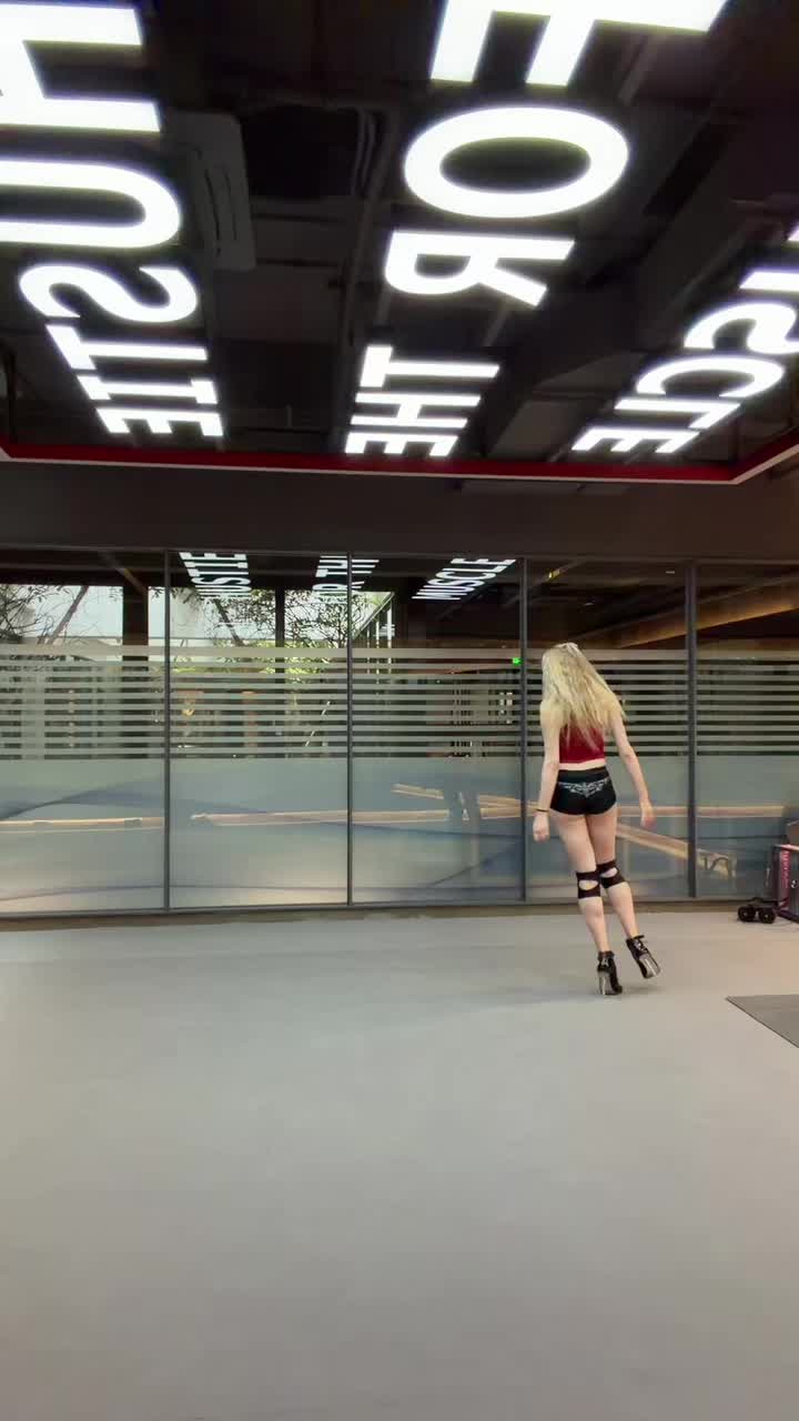 @MarisaLeona_