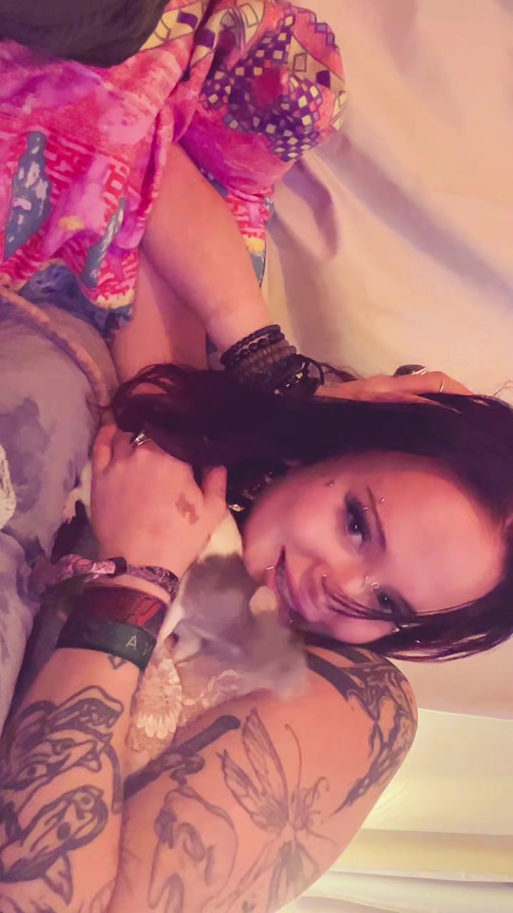 @AmeliaQueenYolo