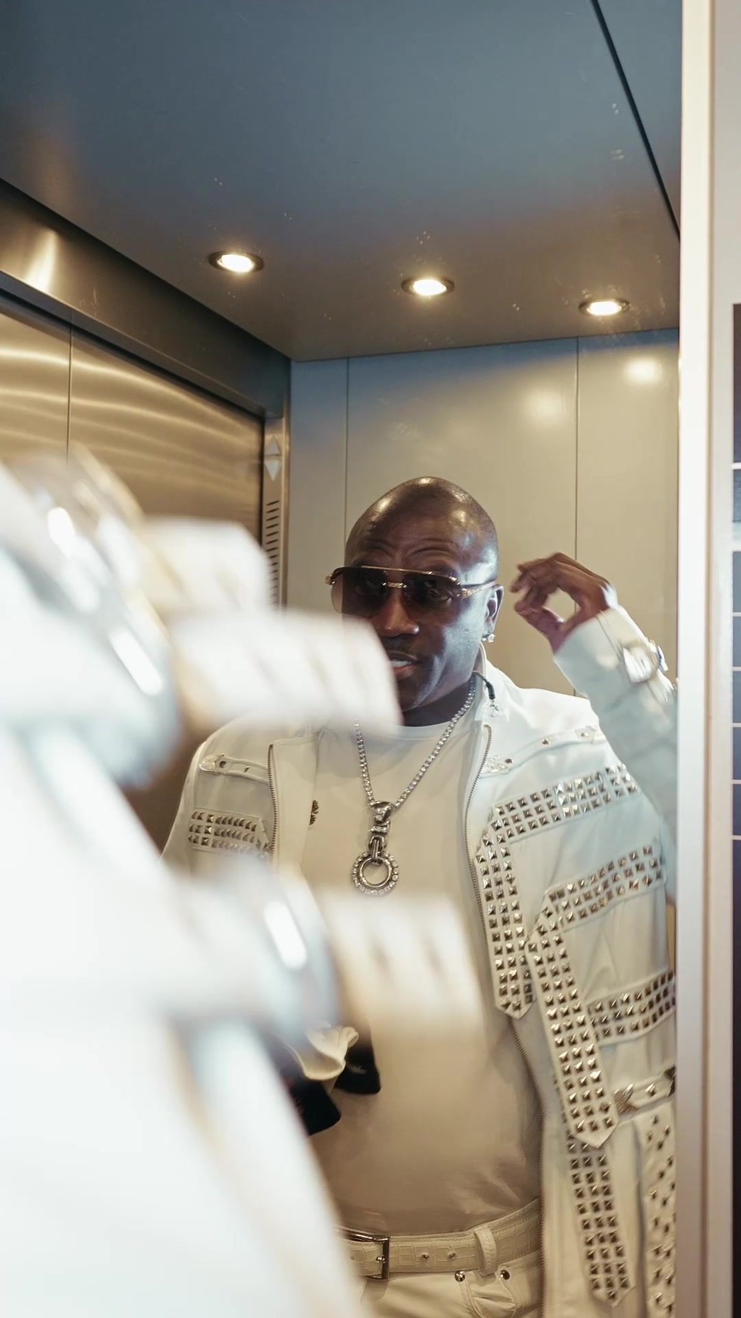 @AKON