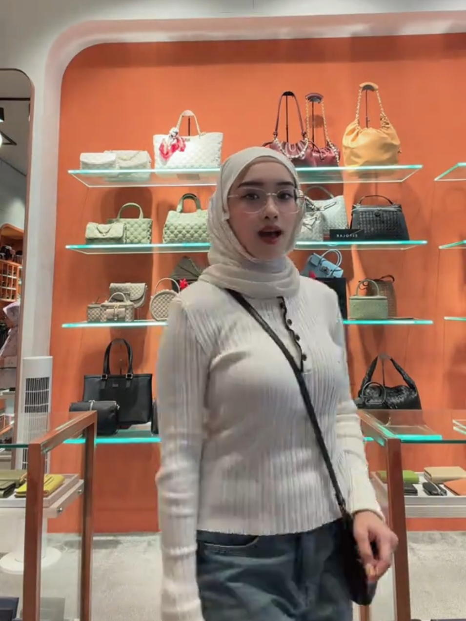 @KekasihBayangan