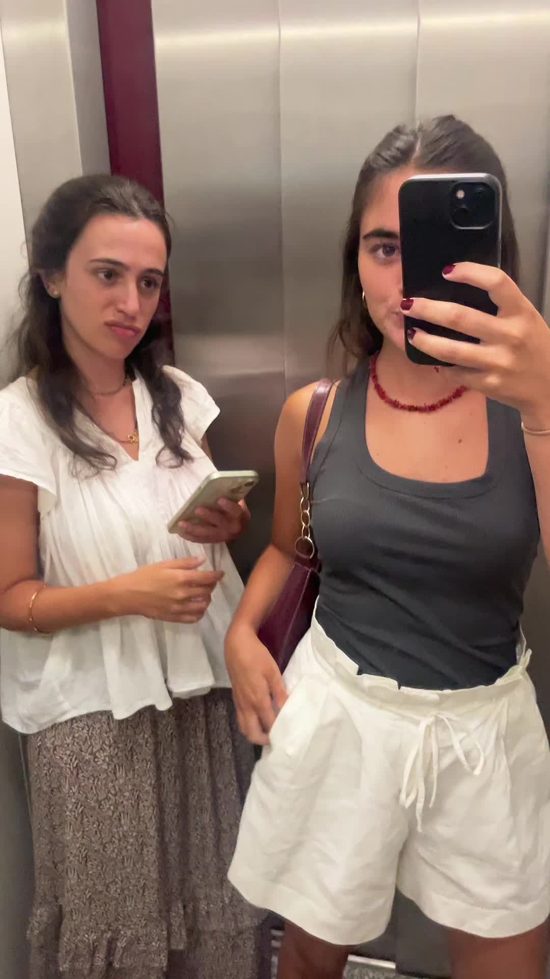 @elenaluugo