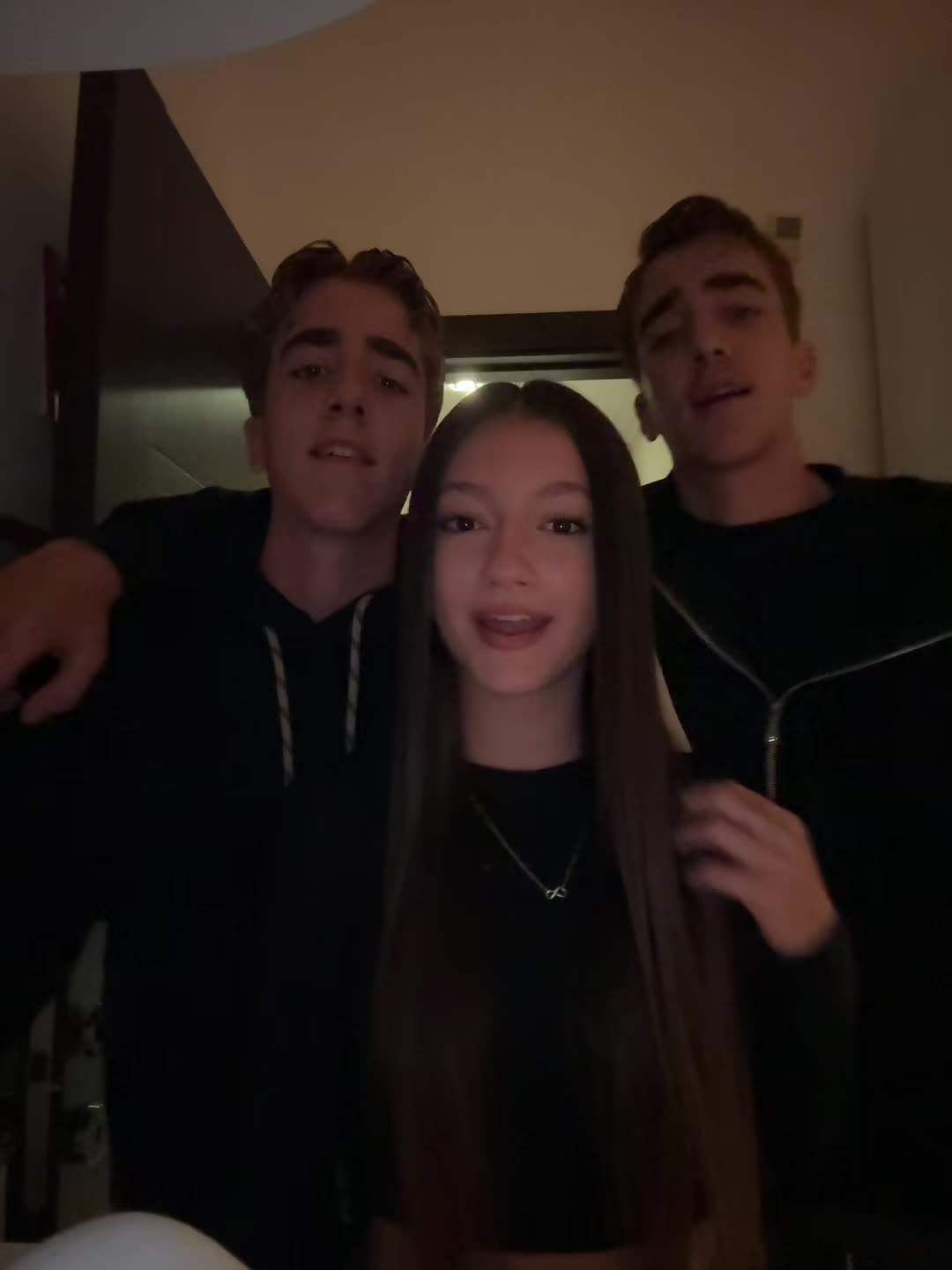 @𝒜𝒱