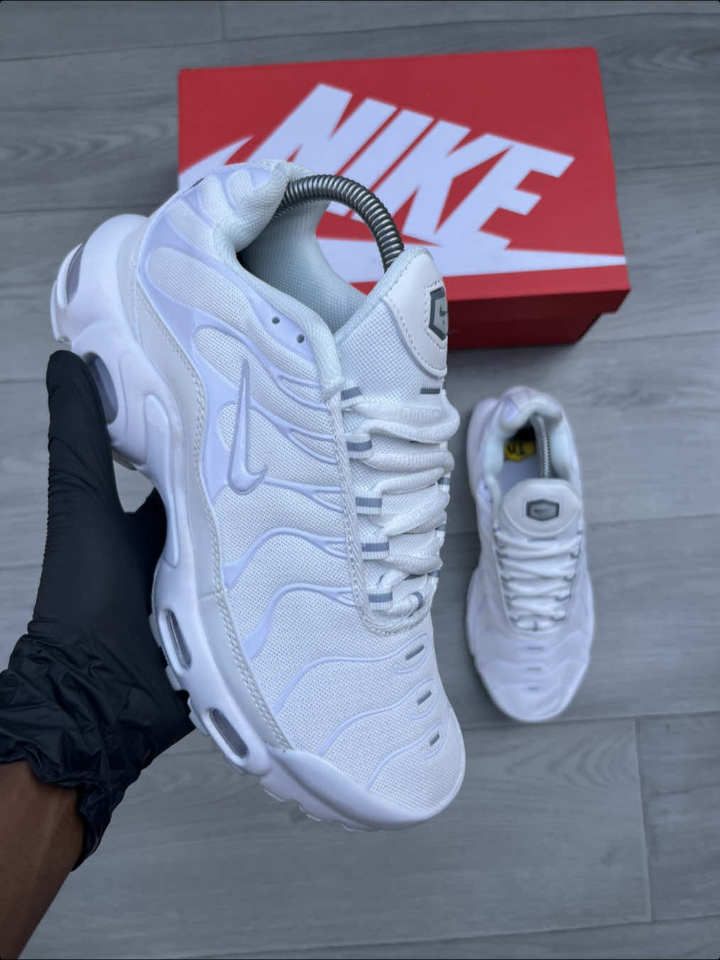 @SNEAKER 🥷