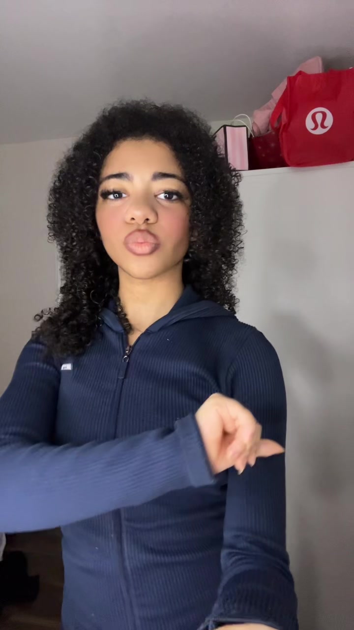 @𝘐𝘻𝘻𝘺 ♡