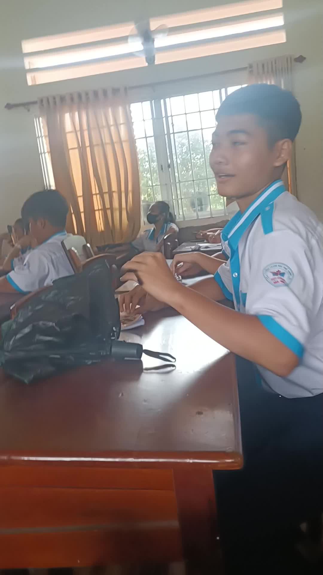@lúc lanh lúc khờ