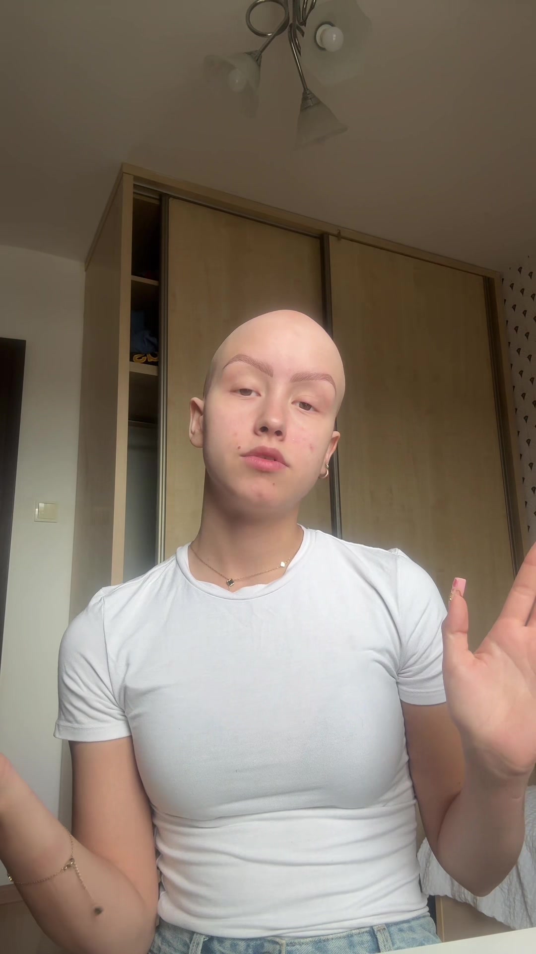 @alastraz_