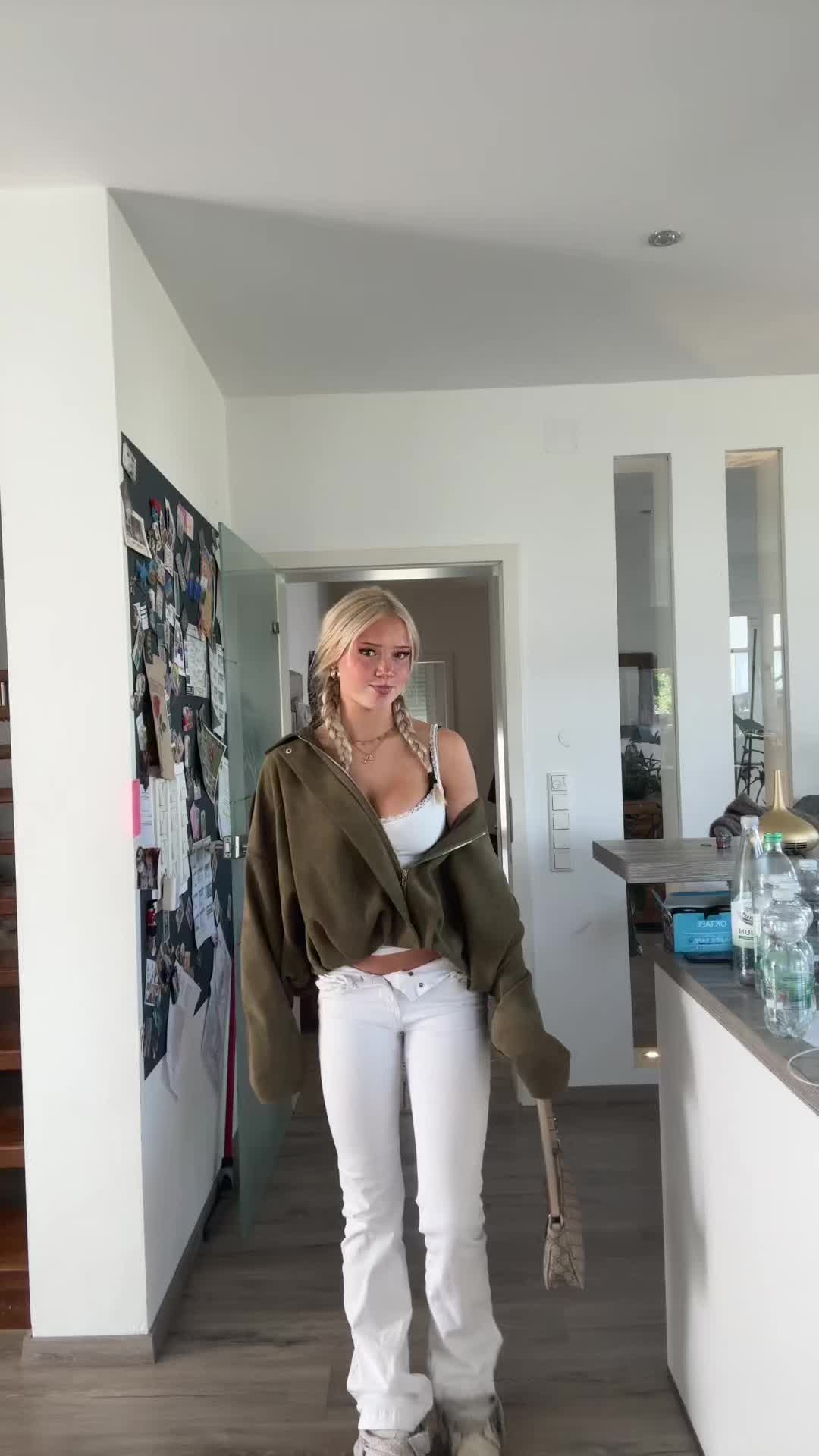 @_leasofie_