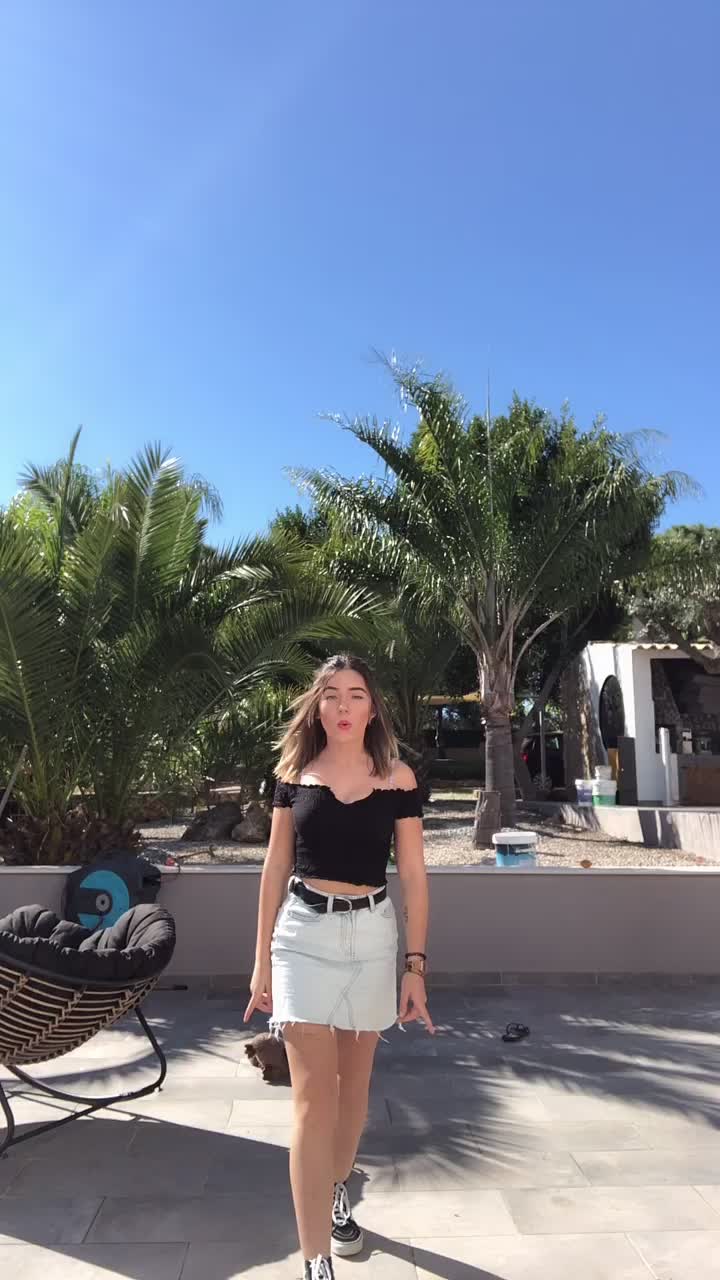 @lola_