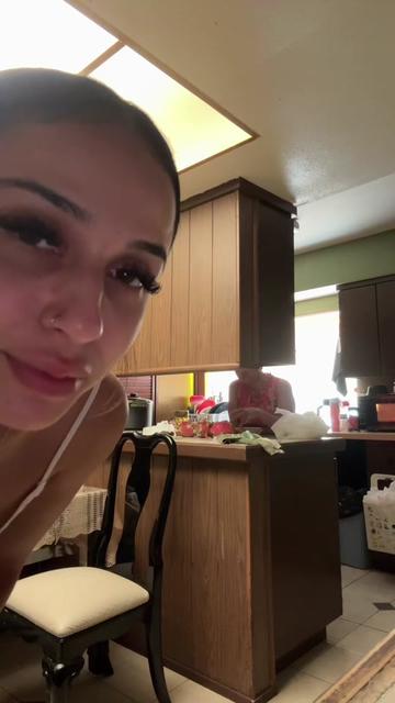 @•