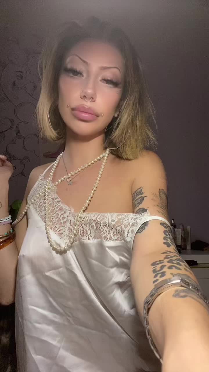 @👺👩🏻&zwj;🎤🥟🏴&zwj;☠️